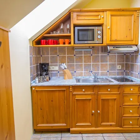Ξενοδοχείο με διαμερίσματα Happy House & Sauna 4*