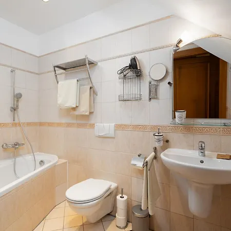 Happy House & Sauna 4*