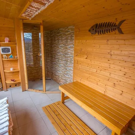 Happy House & Sauna מלון דירות 4*